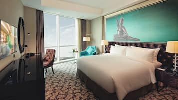 Minibar, Zimmersafe, Schreibtisch, laptopgeeigneter Arbeitsplatz