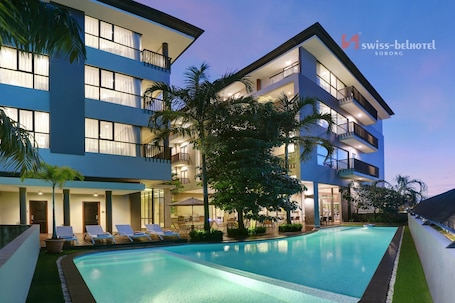 Una piscina al aire libre