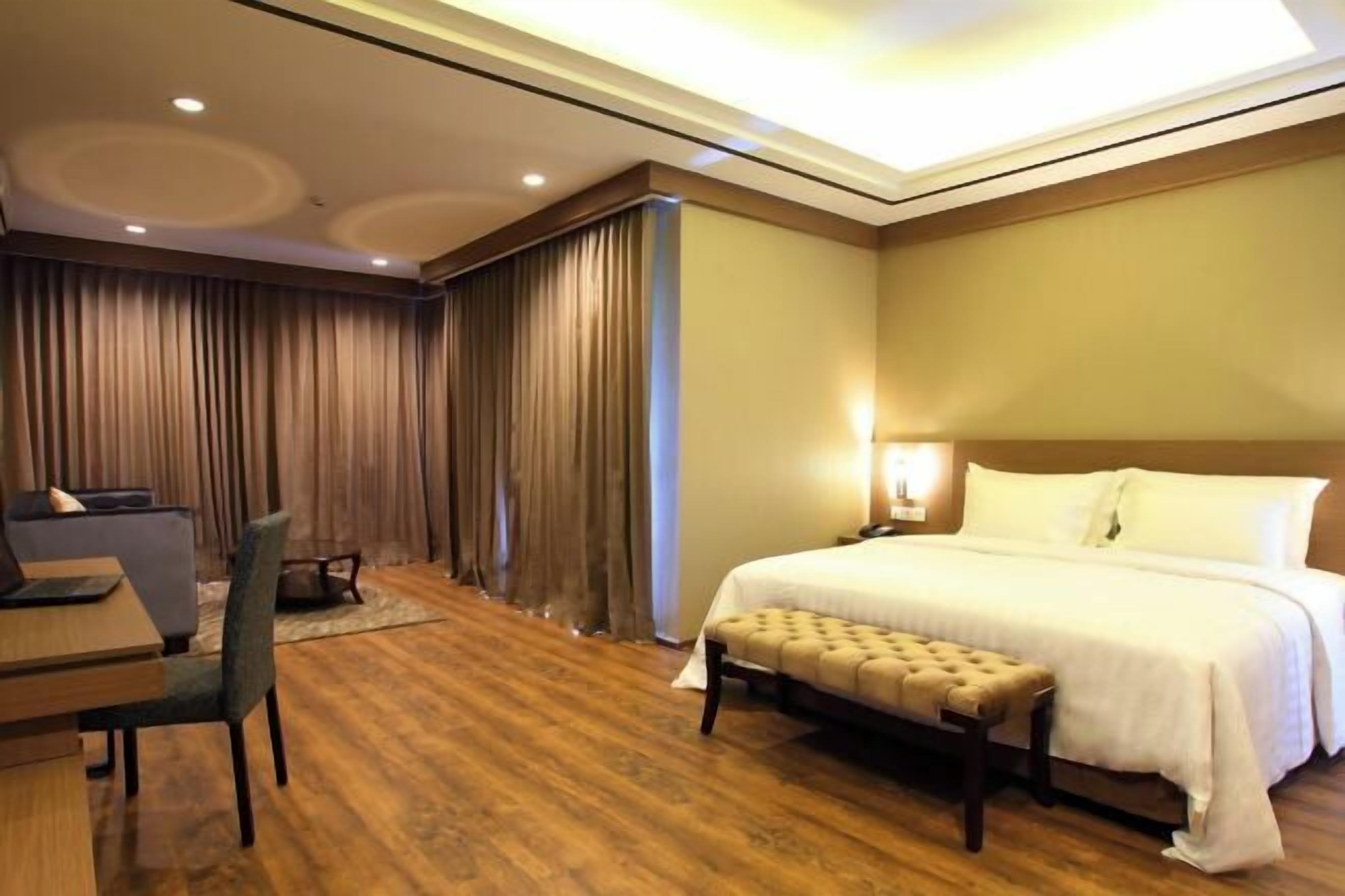 Ylelliset vuodevaatteet, minibaari, tallelokero huoneessa, työpöytä