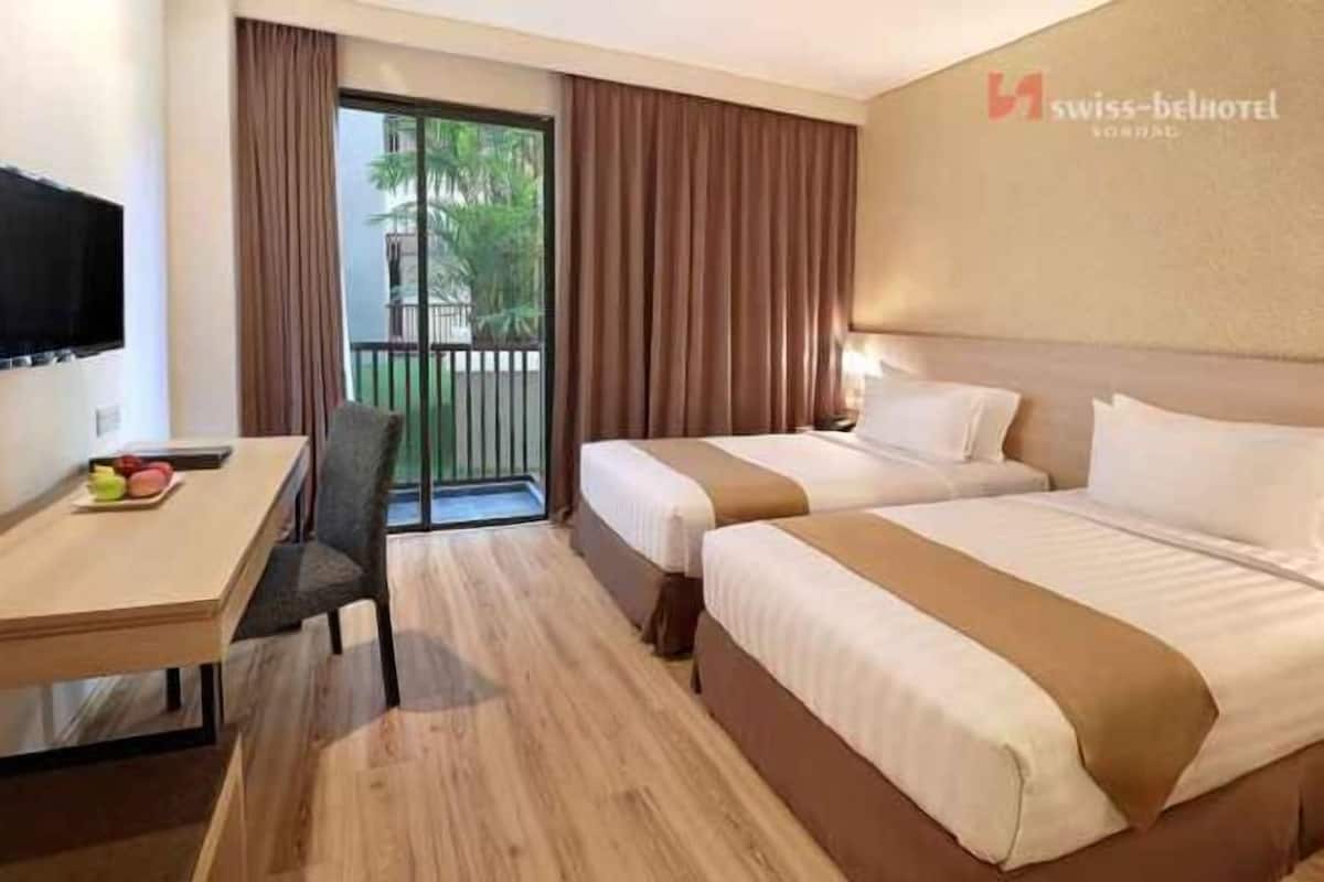 Ylelliset vuodevaatteet, minibaari, tallelokero huoneessa, työpöytä