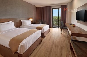 Roupas de cama premium, frigobar, cofres nos quartos, escrivaninha