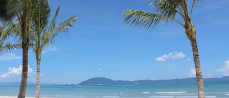 Plage privée, sable blanc, chaises longues, parasols