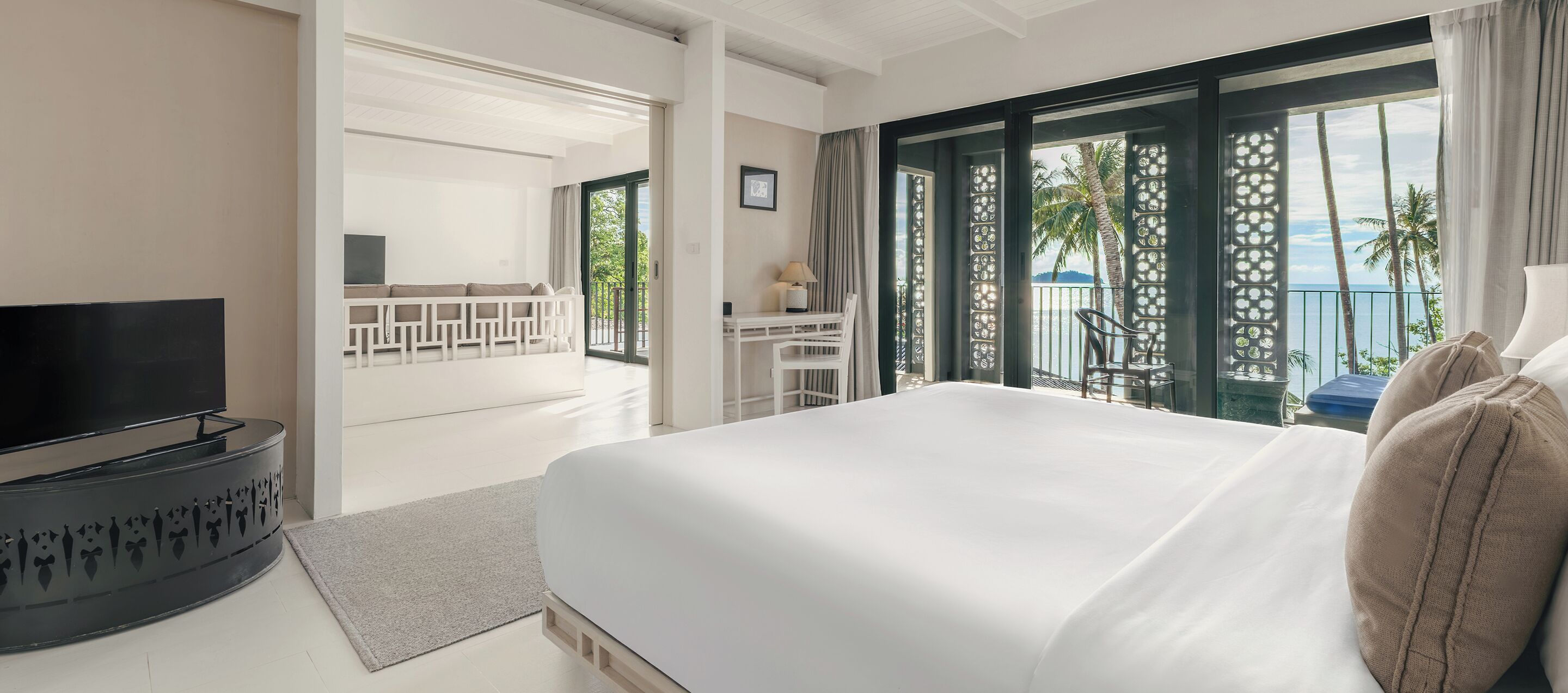 Beachfront Suite | Minibar, safe på rommet, skrivebord og blendingsgardiner