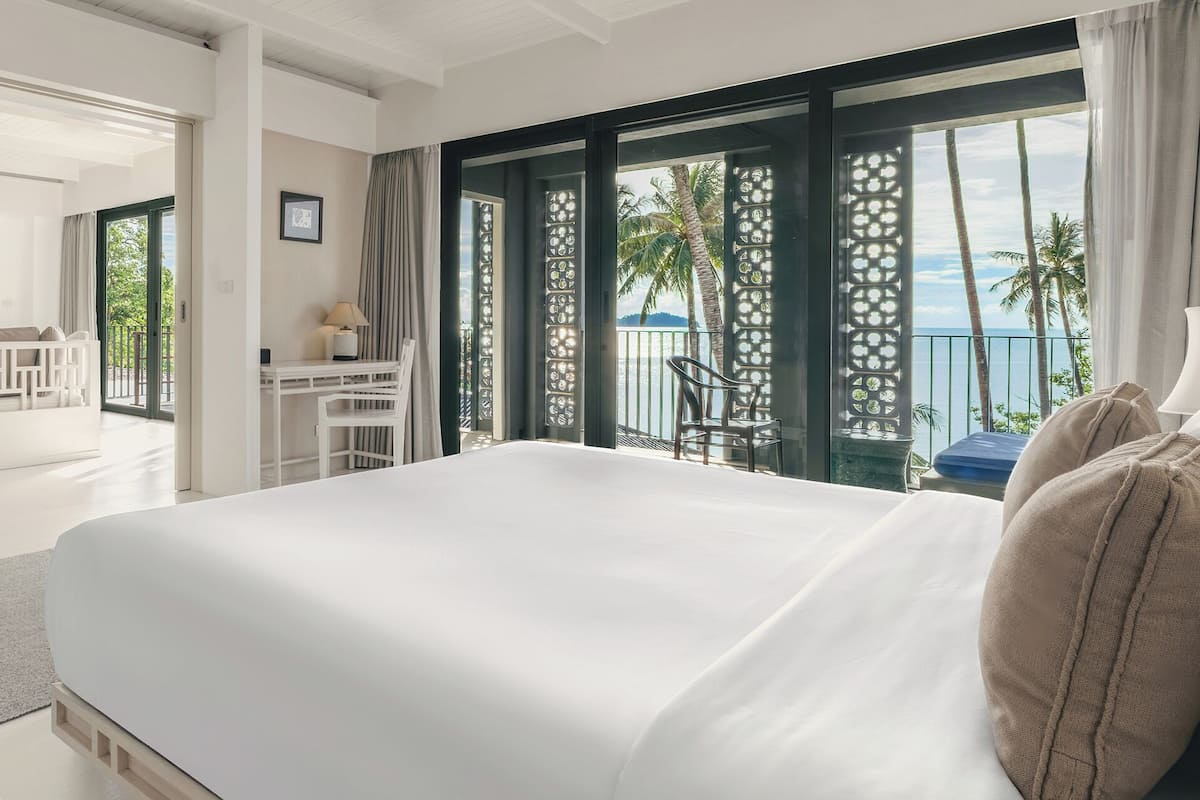 Beachfront Suite | Minibar, in-room safe, desk, blackout curtains
