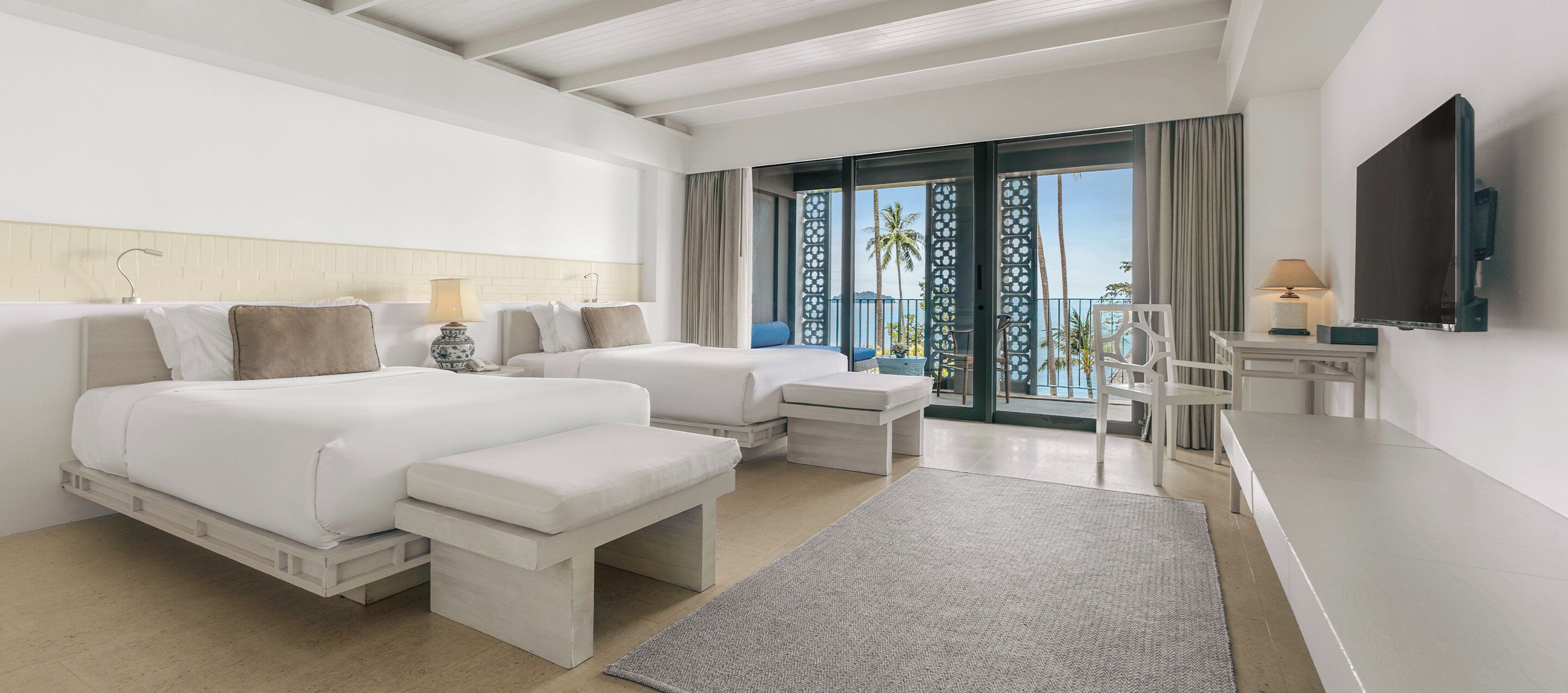 Deluxe Beachfront | Minibar, in-room safe, desk, blackout drapes