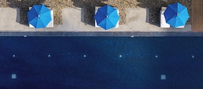 Piscina a l'aire lliure i para-sols
