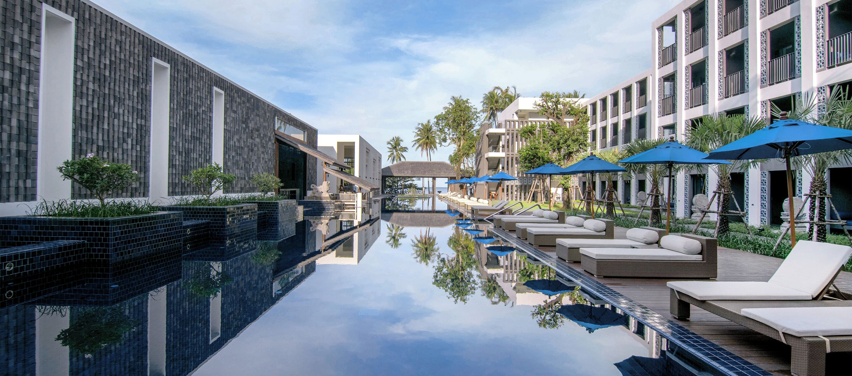 Una piscina al aire libre, sombrillas