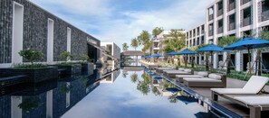 Una piscina al aire libre, sombrillas