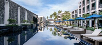 室外游泳池，池畔遮阳伞