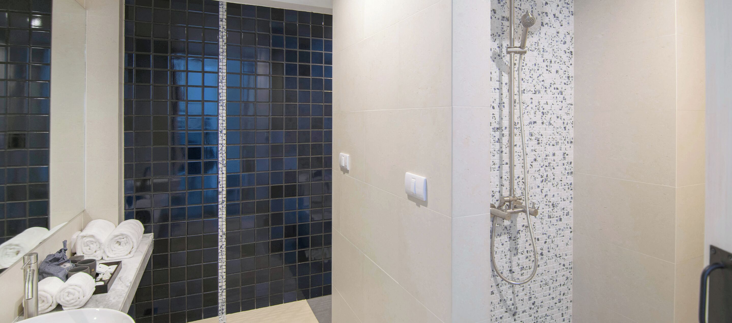 Un baño con bañera, inodoro y lavamanos.