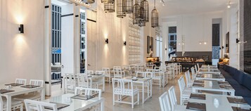 Café da manhã com buffet todos os dias mediante uma taxa