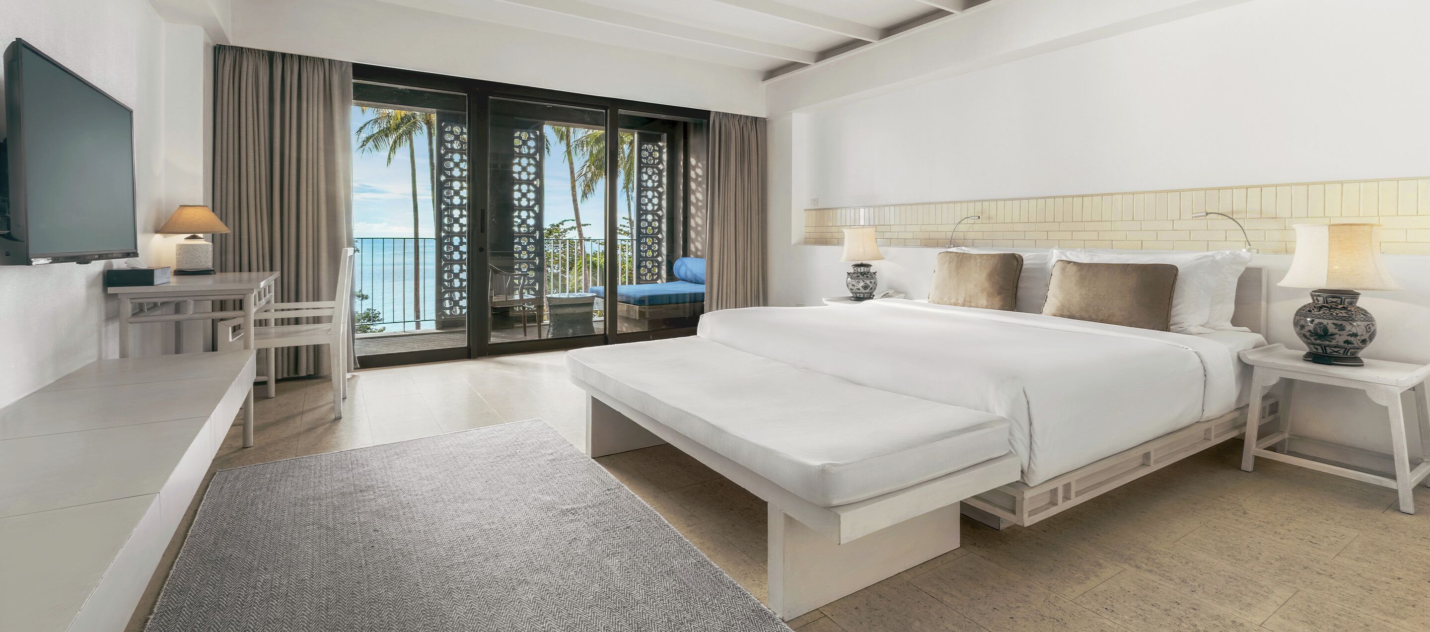 Deluxe Beachfront | Minibar, safe på rommet, skrivebord og blendingsgardiner