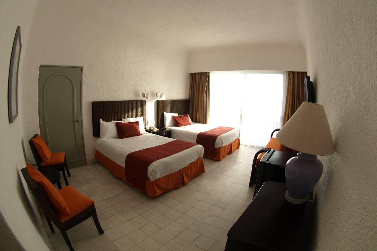 In-room safe, desk, bed sheets
