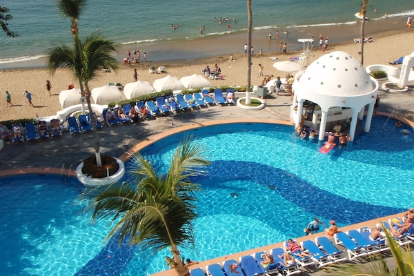 Outdoor pool, open 8:00 AM to 9:00 AM, sun loungers