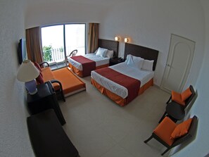 Caja de seguridad en la habitación, escritorio y ropa de cama