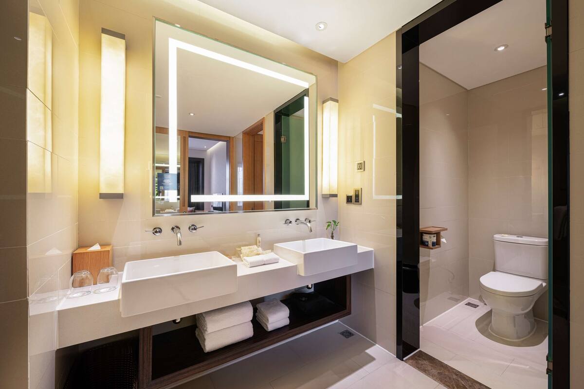 junior suite, 1 king bed | bathroom | free toiletries, towels