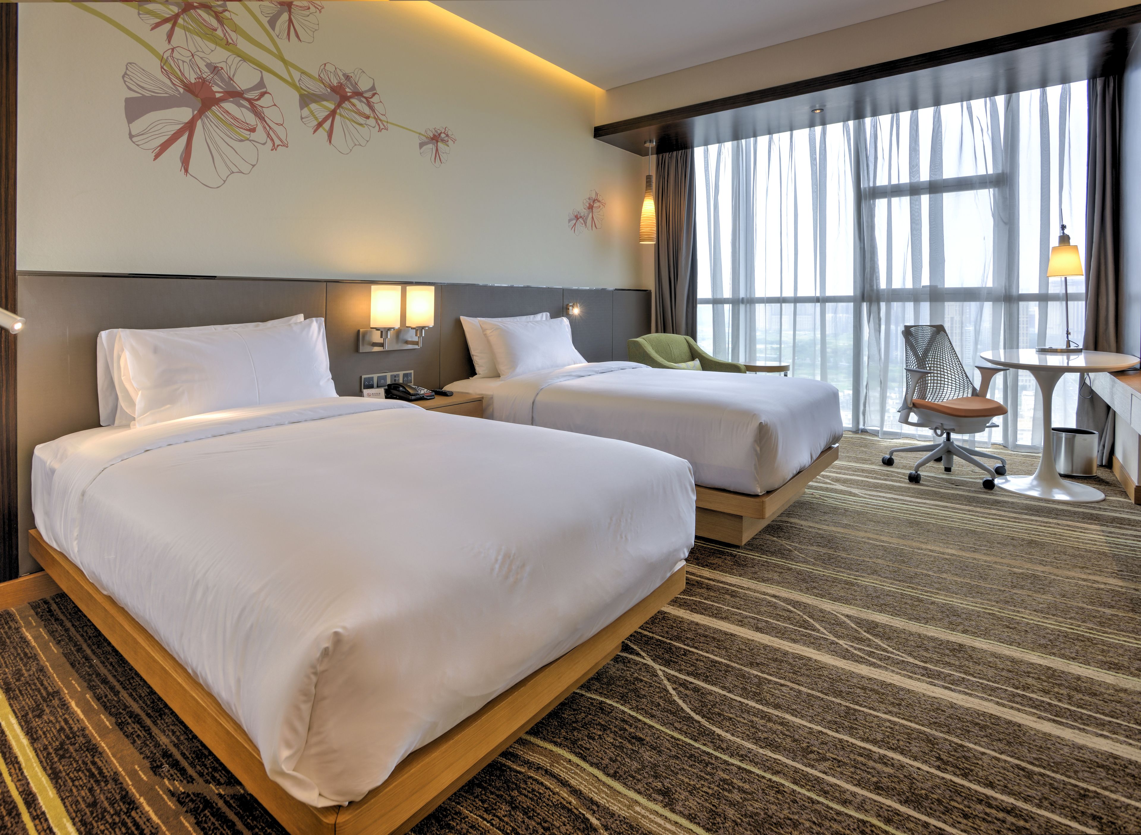 高档床上用品、迷你吧、客房内保险箱、遮光窗帘