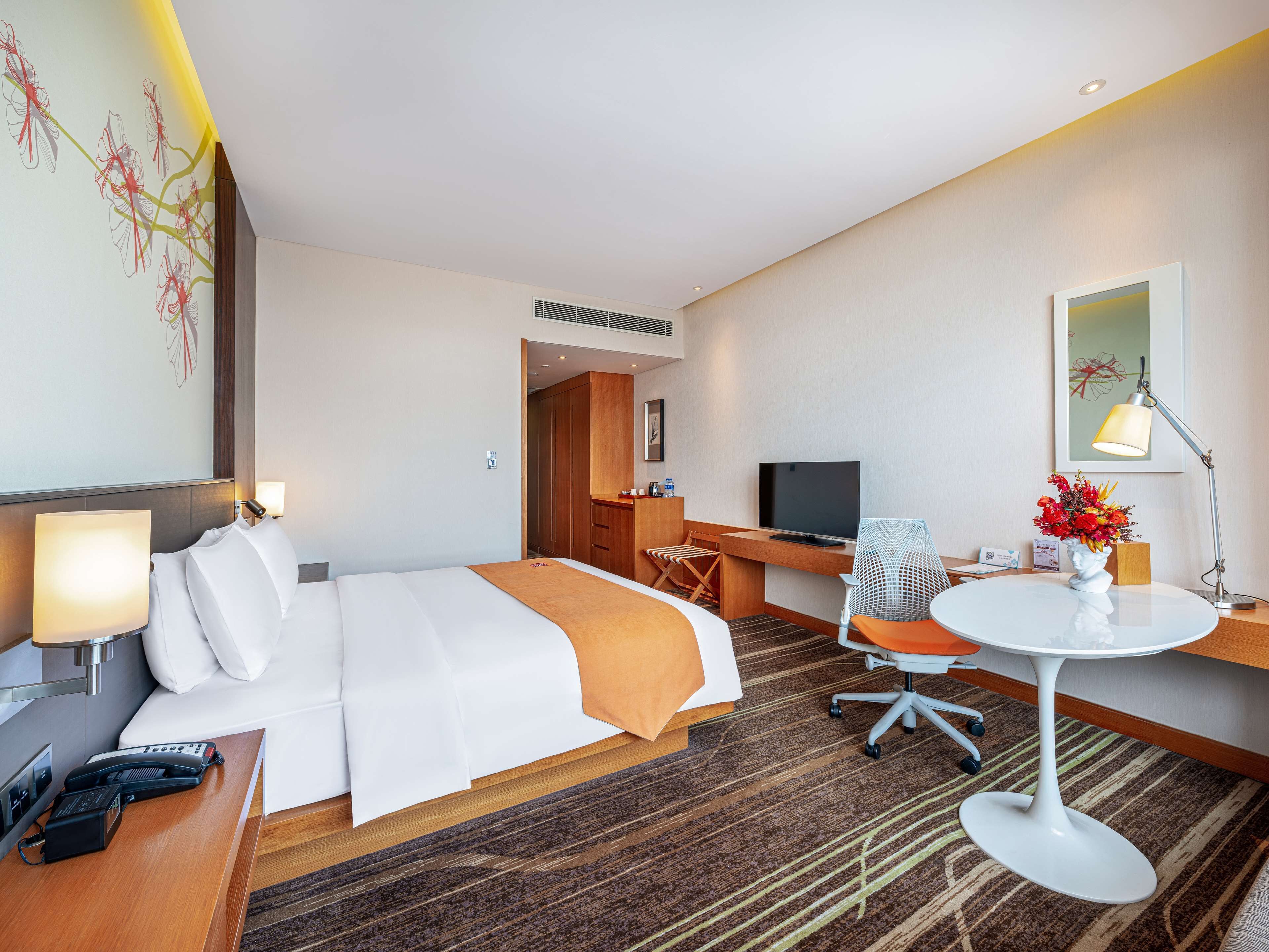 Premium bedding, in-room safe, blackout drapes, soundproofing