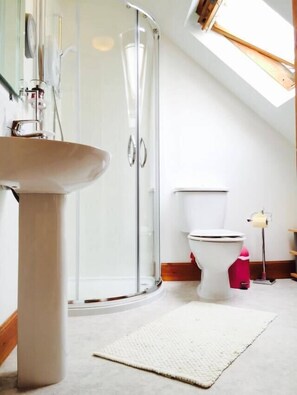 バスルーム | シャワー、バスアメニティ (無料)、タオル