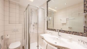 Phòng đơn có thiết kế đặc sắc, 1 giường đơn (Grand Lit) | Phòng tắm | Đồ dùng nhà tắm miễn phí, máy sấy tóc, áo choàng tắm, khăn tắm