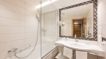 Phòng đôi Superior, ban công, quang cảnh núi | 1 phòng ngủ, bộ đồ giường kháng dị ứng, minibar, két bảo mật tại phòng