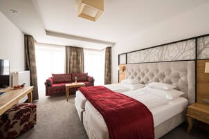 Deluxe-Doppelzimmer, Bergblick | 1 Schlafzimmer, Allergikerbettwaren, Minibar, Zimmersafe