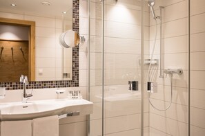 Habitación doble superior, balcón, vistas a la montaña | Baño | Artículos de higiene personal gratuitos, secador de pelo y albornoces