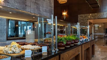 2 か所のレストラン、朝食に営業