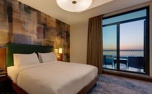 Minibar, värdeförvaringsskåp på rummet, skrivbord och ljudisolering