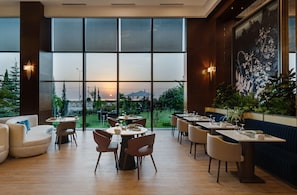 2 restaurants, serveren ontbijt