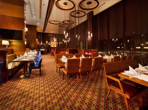 2 restaurants, breakfast served