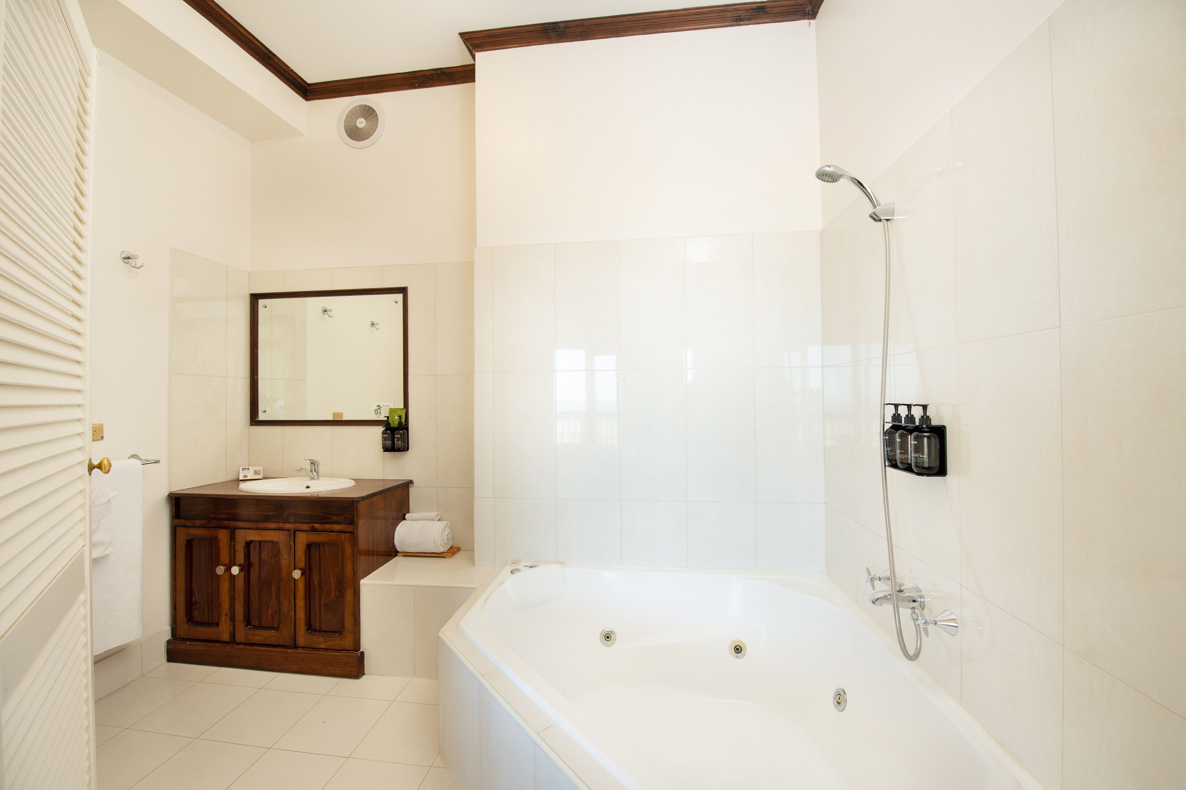seafront spa | bathroom | shower, free toiletries, towels