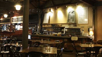 供應午餐及晚餐