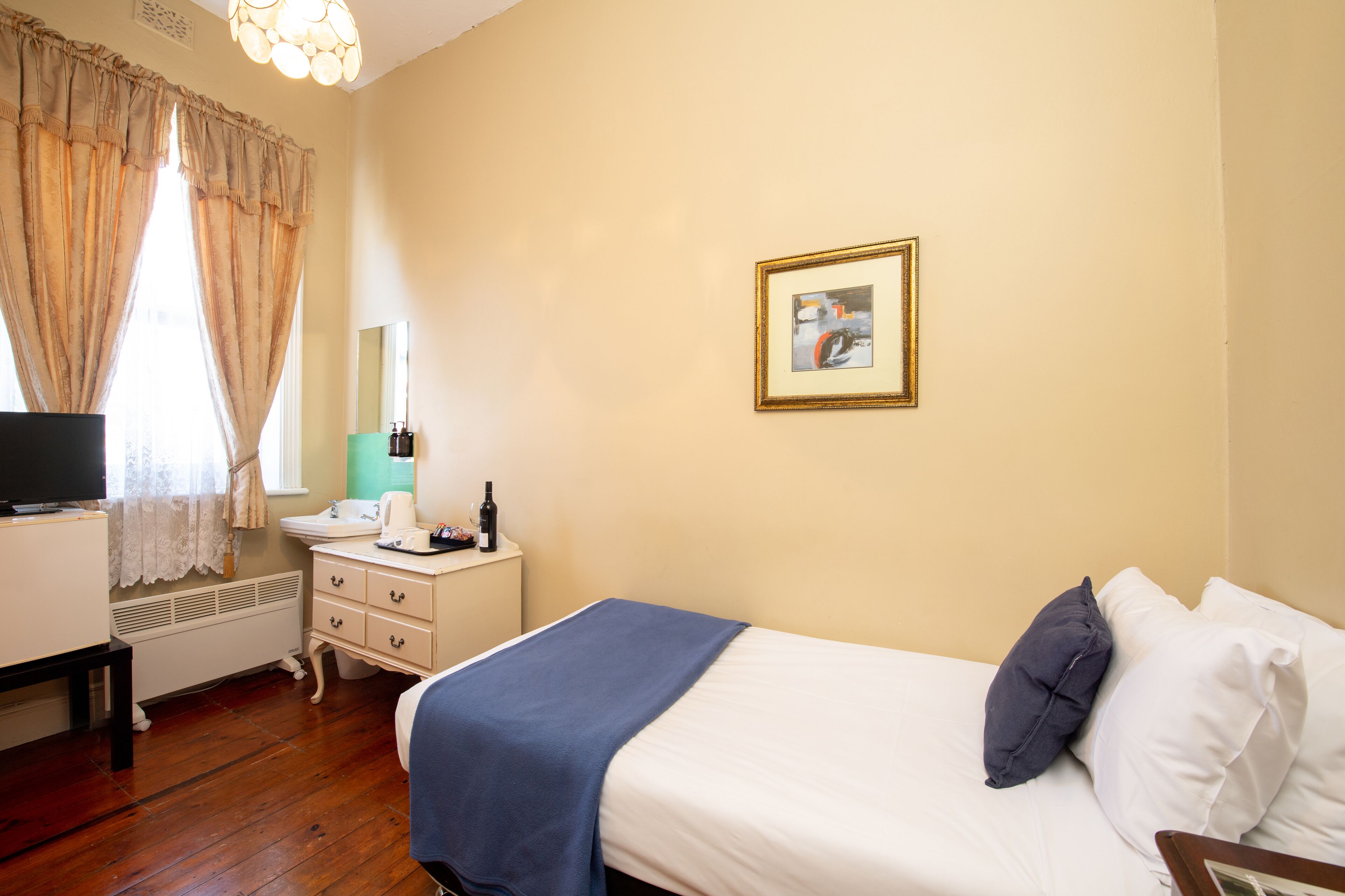 budget single | 1 bedroom, bed sheets