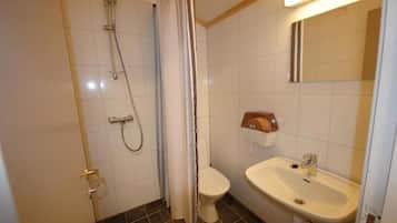 Economy-Zweibettzimmer | Badezimmer | Dusche, Haartrockner, Fußbodenheizung (Badezimmer), Handtücher