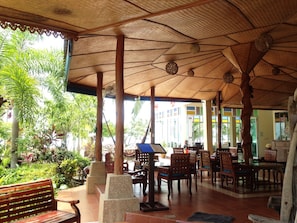 Frühstück, Mittagessen, thailändische Küche, Blick auf den Strand 