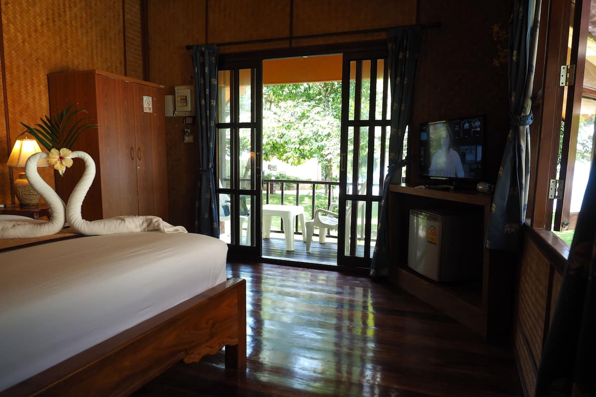 Bungalow with Sea View | Tallelokero huoneessa, pimennysverhot, vuodevaatteet