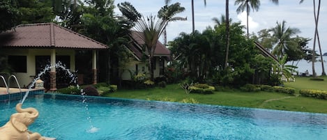 Kolam renang outdoor dan sebuah infinity pool