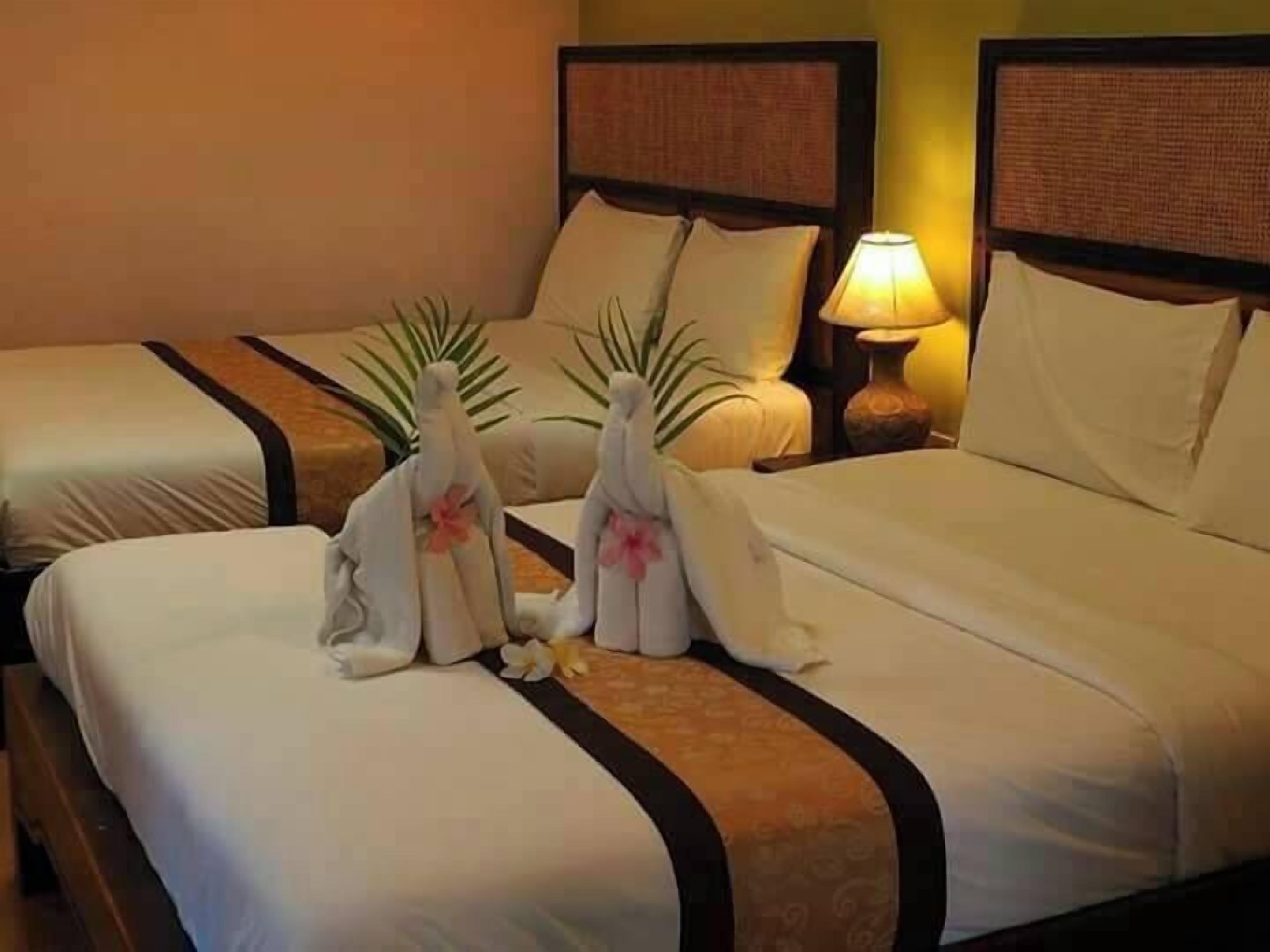 Family bungalow with twin bed | Safe på rommet, blendingsgardiner og sengetøy