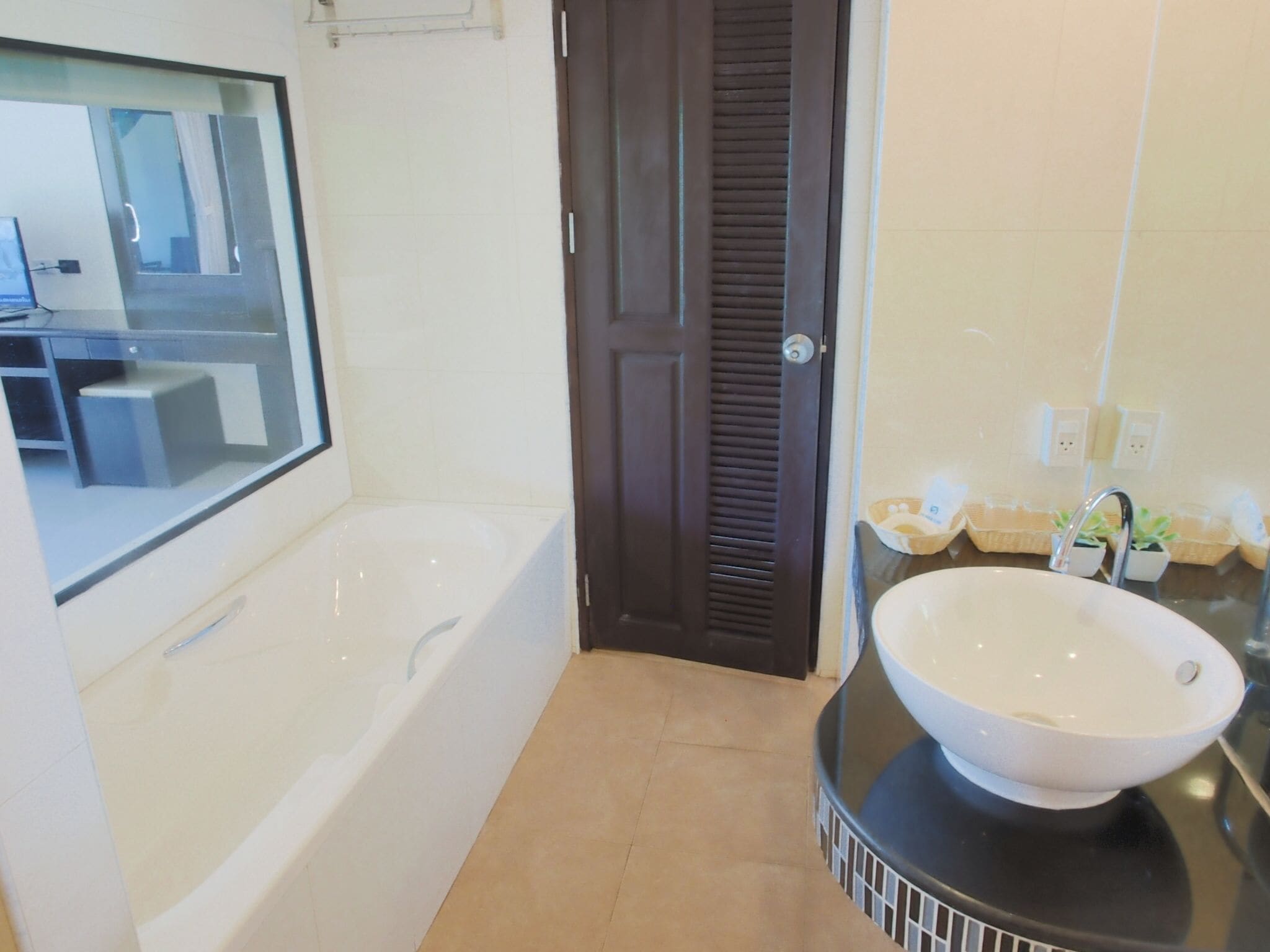Une salle de bain moderne avec une baignoire, un lavabo et un miroir.