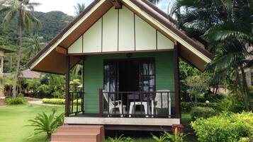 Bungalow with Sea View | In-room safe, blackout curtains, bed sheets