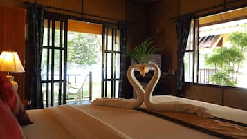 Bungalow with Sea View | 房內夾萬、遮光窗簾/窗簾、床單