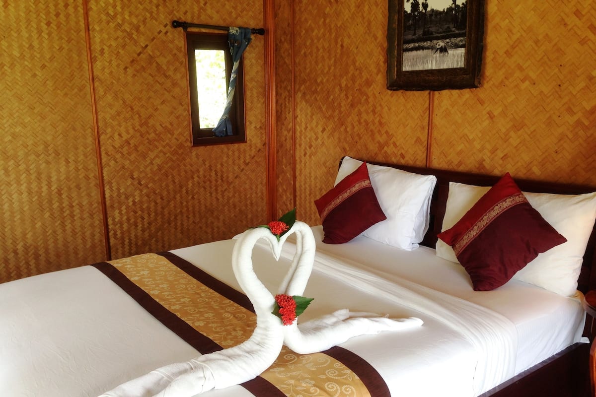 Bungalow with Sea View | In-room safe, blackout drapes, bed sheets
