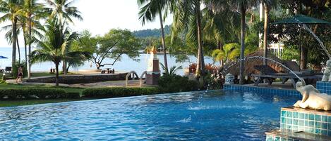 Piscine extérieure, piscine à débordement