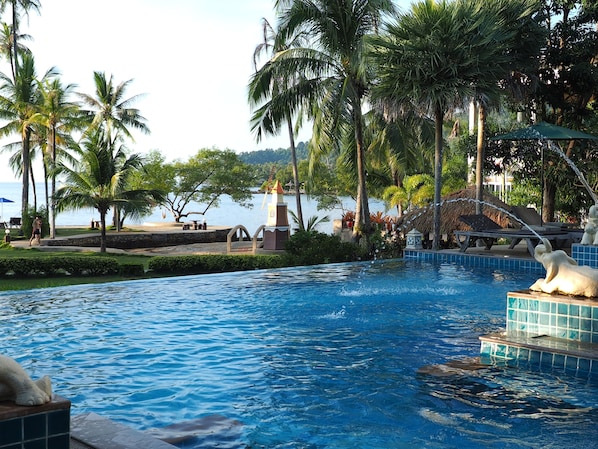 Outdoor pool, an infinity pool - Bailan Beach Resort (Ko Chang)