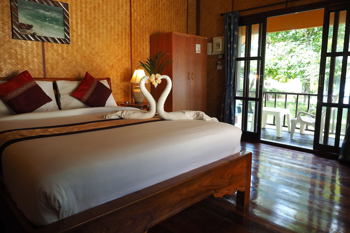 Bungalow with Sea View | Safe på rommet, blendingsgardiner og sengetøy