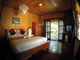 Bungalow with Sea View | In-room safe, blackout drapes, bed sheets