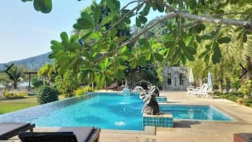 Piscine extérieure, piscine à débordement