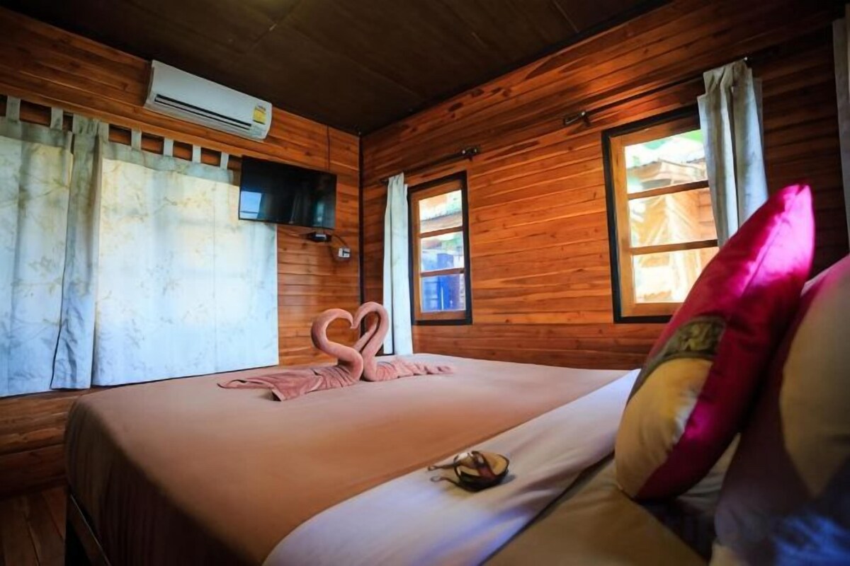In-room safe, desk, blackout drapes, WiFi (free)