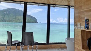Ocean Front Jacuzzi Suite | 客房景觀